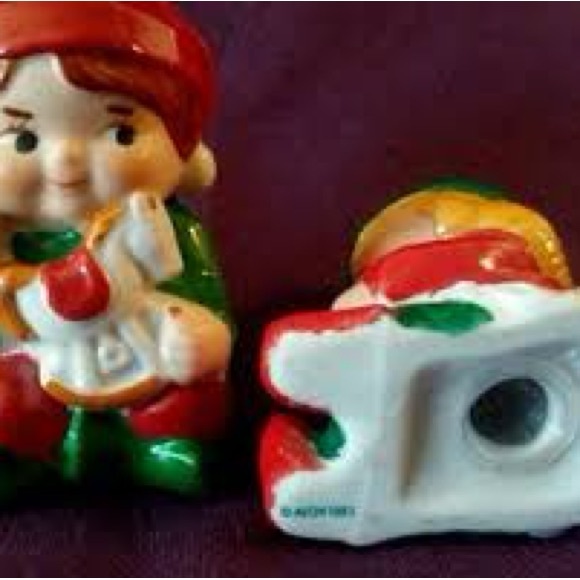 Vintage Avon 1983 Christmas Boy and Girl Elves Salt & Pepper Shakers - Picture 2 of 6